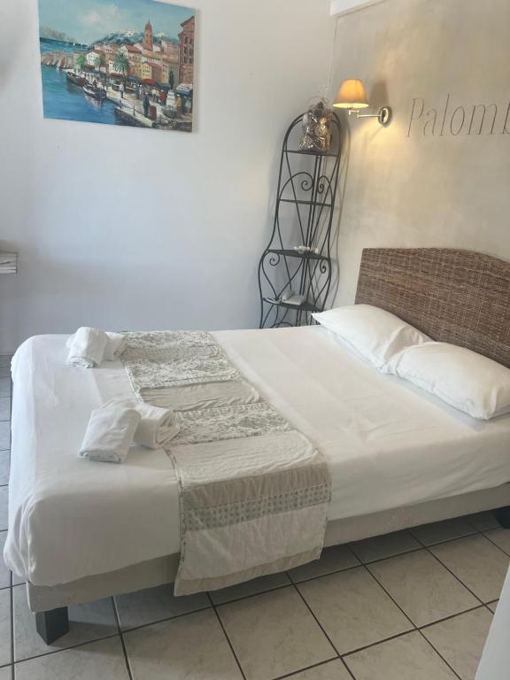 Postel nebo postele na pokoji v ubytování Hôtel Restaurant le Bellevue