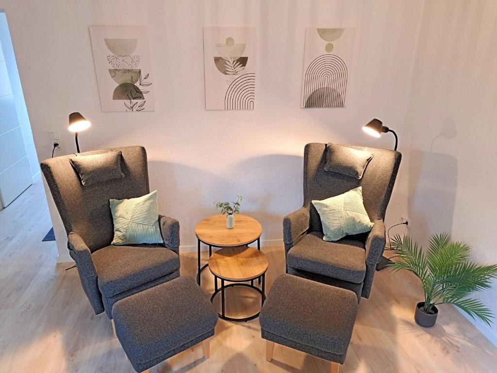 a waiting room with two chairs and a table at RegioStyle Apartment an der Müritz in Waren