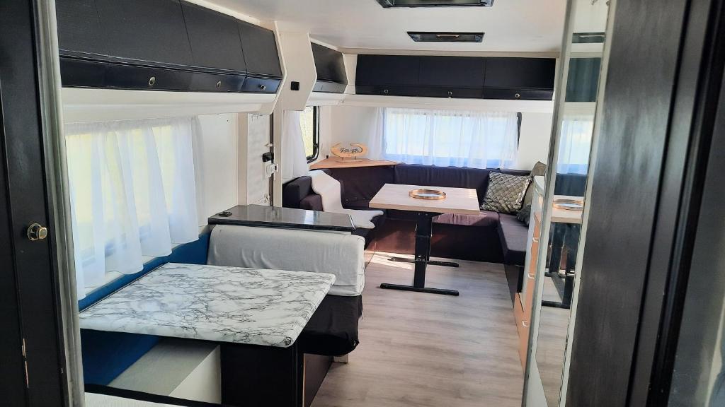 a small kitchen and living room in an rv at De Rozenbottel met privé sanitair in Hensbroek
