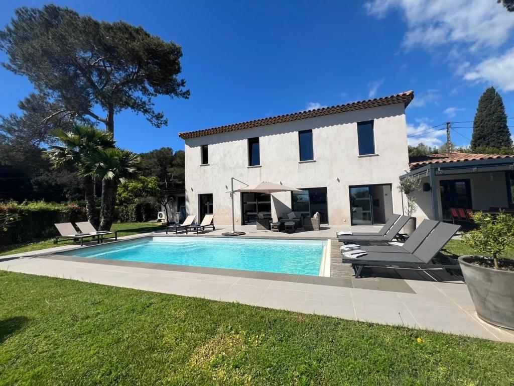 une villa avec piscine devant une maison dans l'établissement Villa Les Jasmins - Le Cannet-Vallauris - Modern with AC, ideal for fun and work, à Vallauris