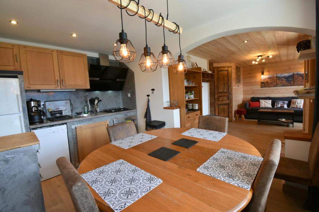 Kuchyň nebo kuchyňský kout v ubytování CHALET SERRE CHEVALIER AVEC VUE EXCEPTIONNELLE