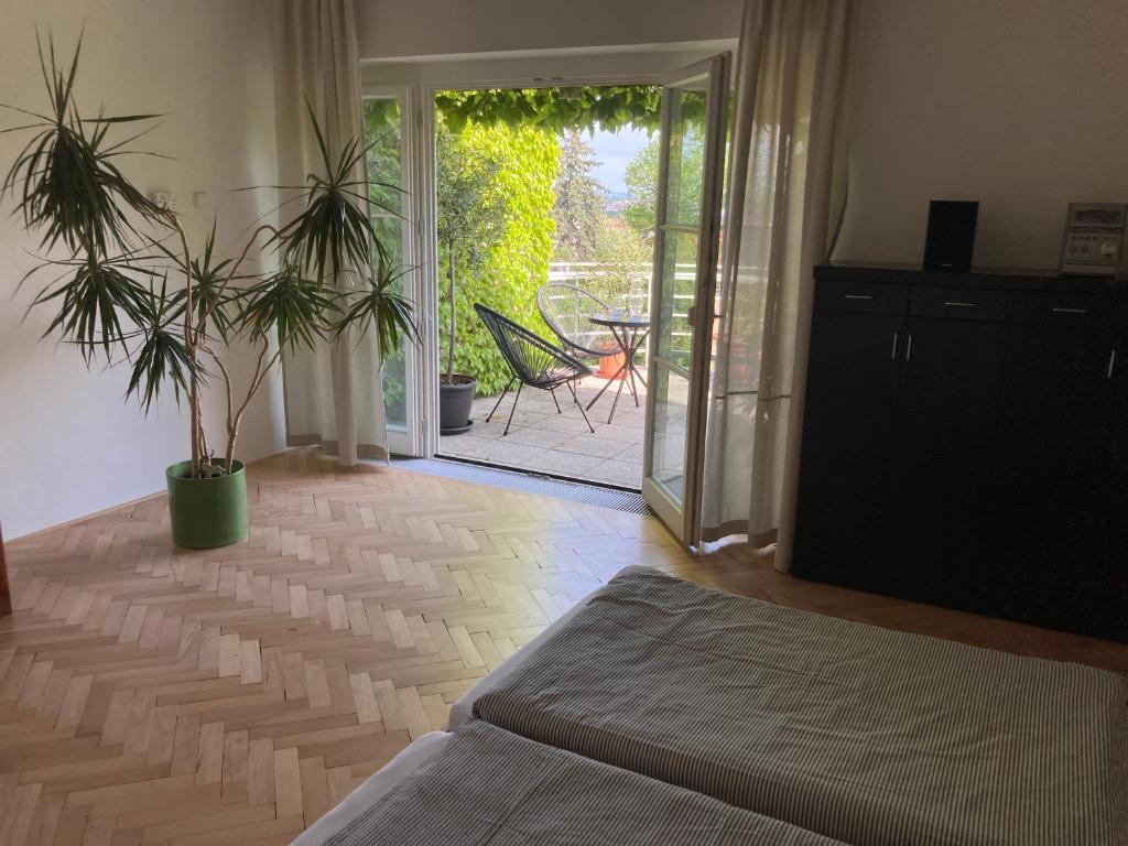 プラハにあるApartment Hanspaulkaのベッドルーム1室(ベッド1台付)、パティオ(テーブル付)