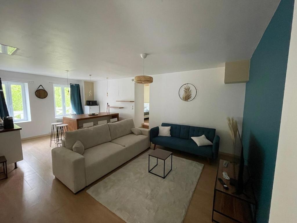 un salon avec un canapé et une table dans l'établissement Appartement moderne & pittoresques, à Caen