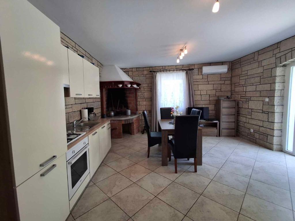 Kuchyň nebo kuchyňský kout v ubytování Holiday Homes in Rovinj/Istrien 11675