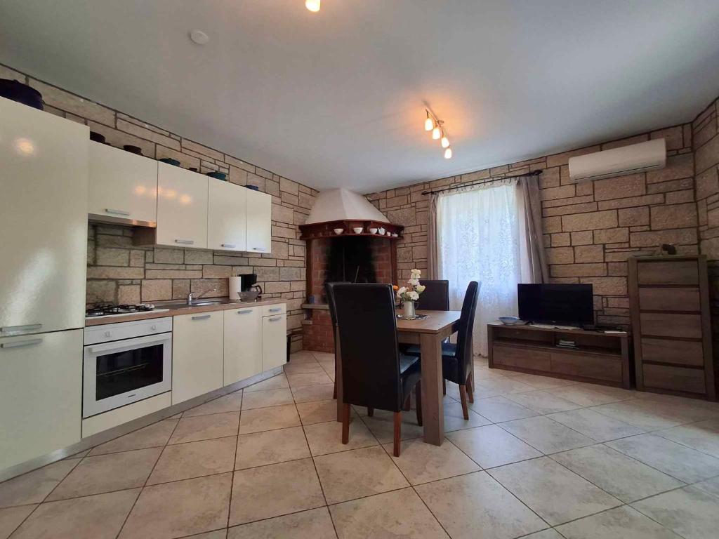 Kuchyň nebo kuchyňský kout v ubytování Holiday Homes in Rovinj/Istrien 11675