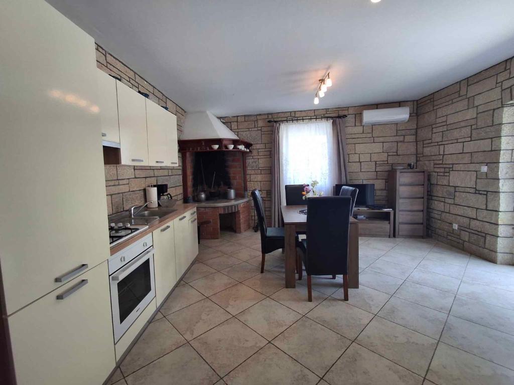 Kuchyň nebo kuchyňský kout v ubytování Holiday Homes in Rovinj/Istrien 11675