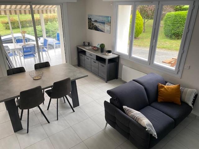 un salon avec un canapé et une table dans l'établissement Domaine d'Annégré, à Brem-sur-Mer