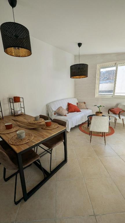 un salon avec un canapé et une table dans l'établissement Appartement avec terrasse et balcon, à Bouzel