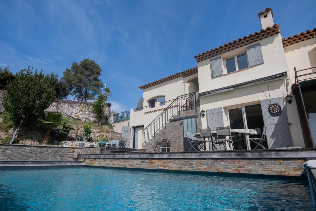 une villa avec piscine devant une maison dans l'établissement Villa provençale Côte d Azur, à La Colle-sur-Loup