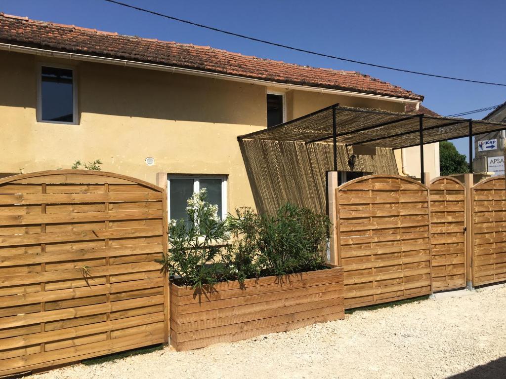 a pair of wooden gates in front of a house at Les lavandins d'ASMA in Bollène