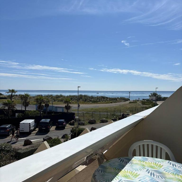 Elle comprend un balcon offrant une vue sur un parking et l'océan. dans l'établissement Studio Héliopolis AB 242 - 4 personnes, au Cap d'Agde
