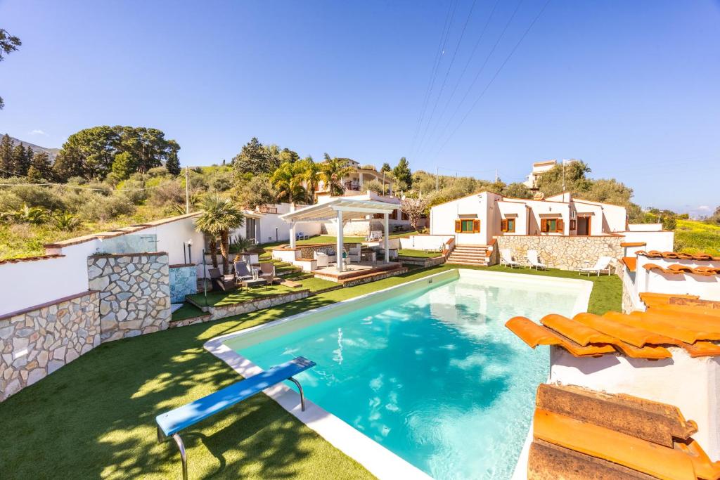 una imagen de una piscina en una casa en Villa Casty with private pool, en Trabia