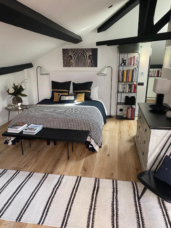 une chambre avec un grand lit et une table dans l'établissement Confort et raffinement au cœur du 6ème, à Lyon