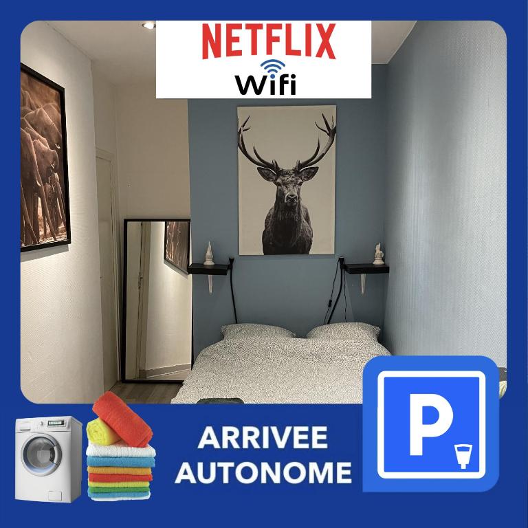 - une chambre avec un lit avec une tête de cerf sur le mur dans l'établissement 010 CHIC & COSY F1 29m2 HYPERCENTRE WIFI SMART TV NETFLIX, à Saint-Étienne