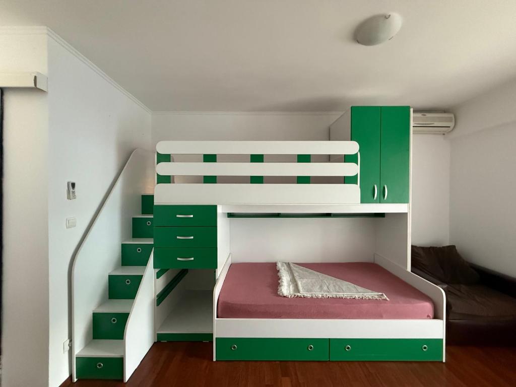 Katil atau katil-katil dalam bilik di Apartament Sofia Saturn Mangalia