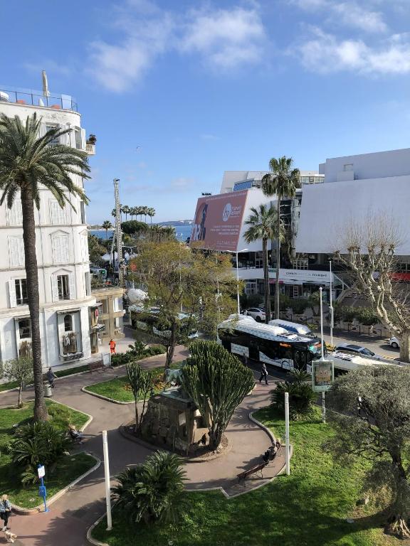 un bus est garé dans une rue d'une ville dans l'établissement Merimee 3D, à Cannes
