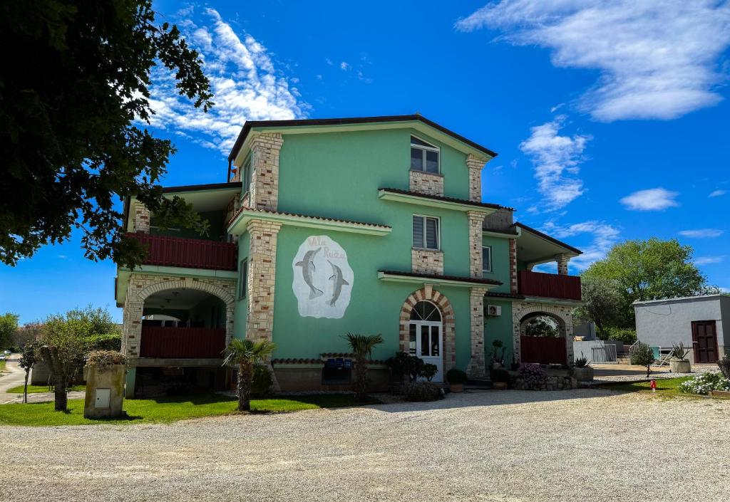 Zgradba, v kateri se nahaja apartma