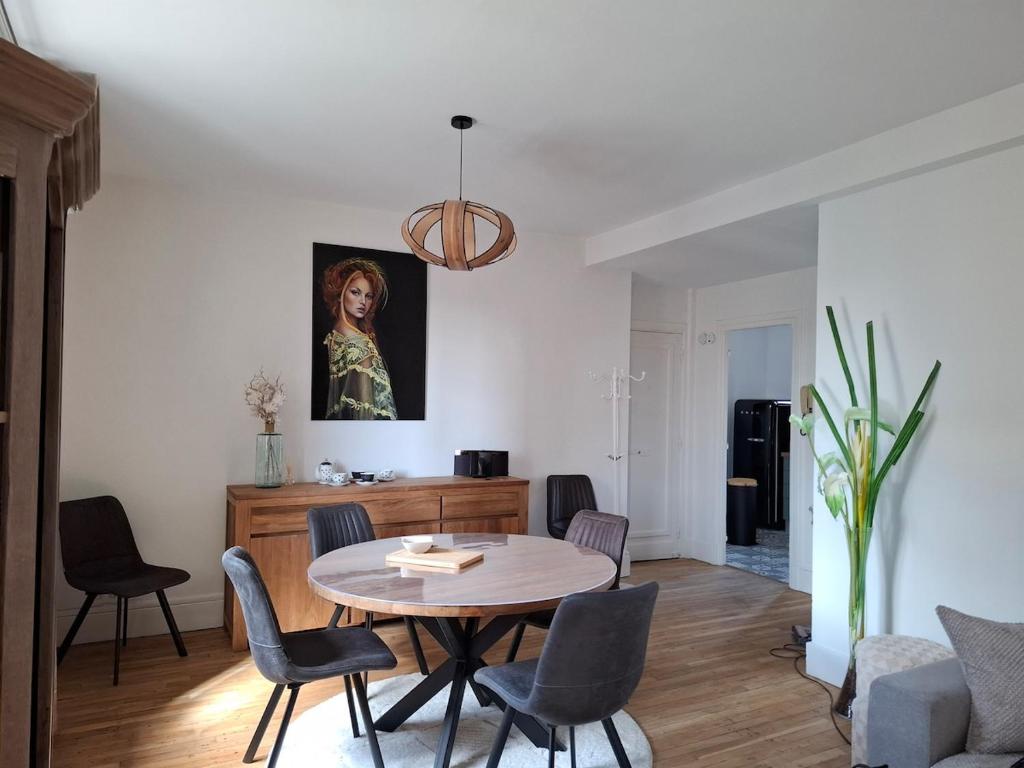 un salon avec une table et des chaises dans l'établissement Sedan ville d histoire, à Sedan