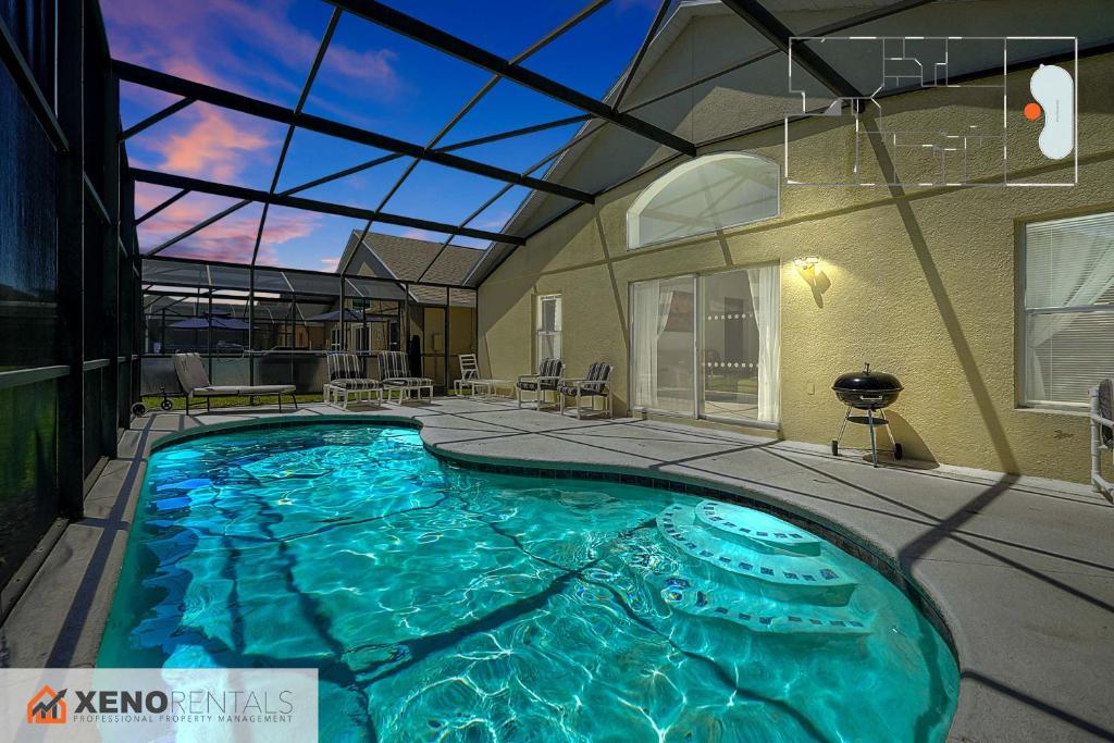 - une grande piscine dans un bâtiment doté d'un plafond en verre dans l'établissement Private Pool Oasis with King Bed, à Kissimmee