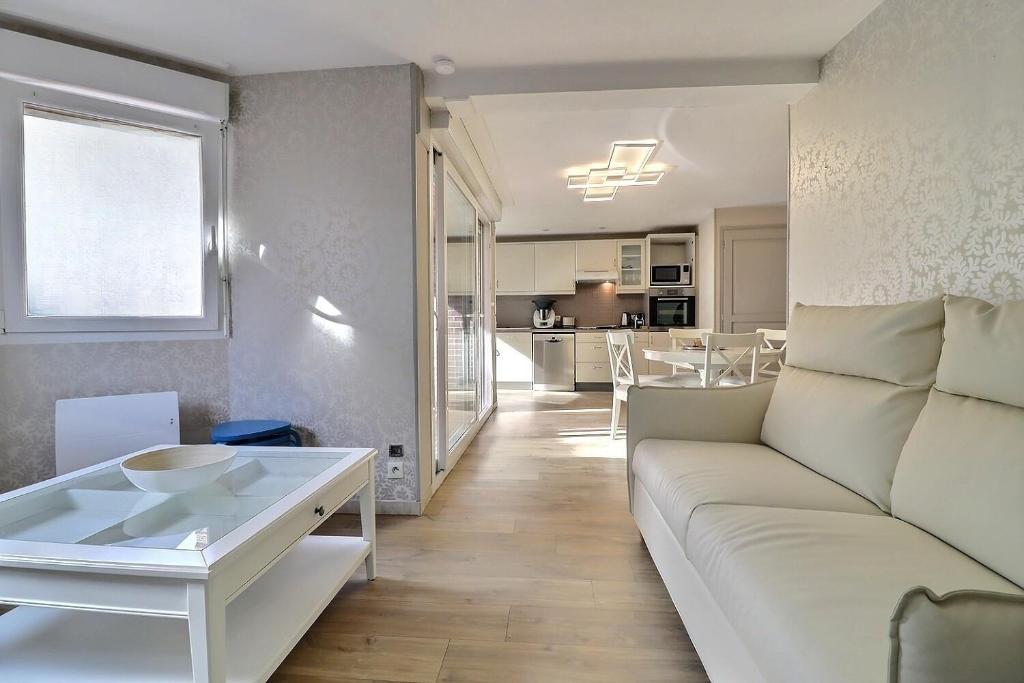 un salon avec un canapé et une table dans l'établissement Superbe 3 ch avec ascenseur parking hyper centre Trouville, à Trouville-sur-Mer