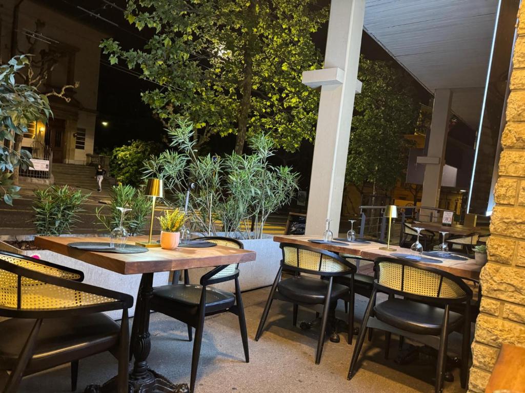 Un restaurante u otro lugar para comer en Neuchâtel City Hôtel