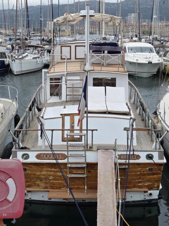 un bateau amarré dans un port de plaisance avec d'autres bateaux dans l'établissement bateau de légende, à Toulon