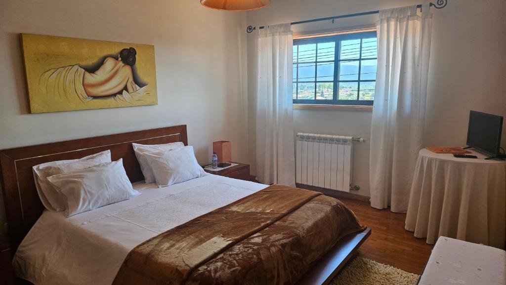 Postel nebo postele na pokoji v ubytování Quarto em Viana do Castelo