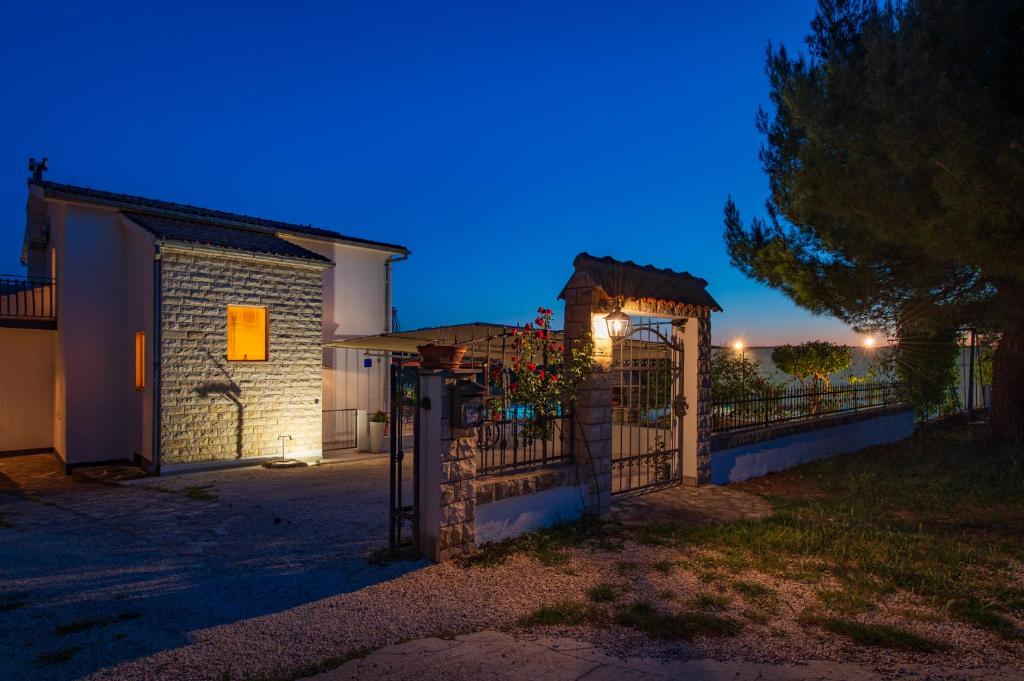 Budova, v ktorej sa vila nachádza