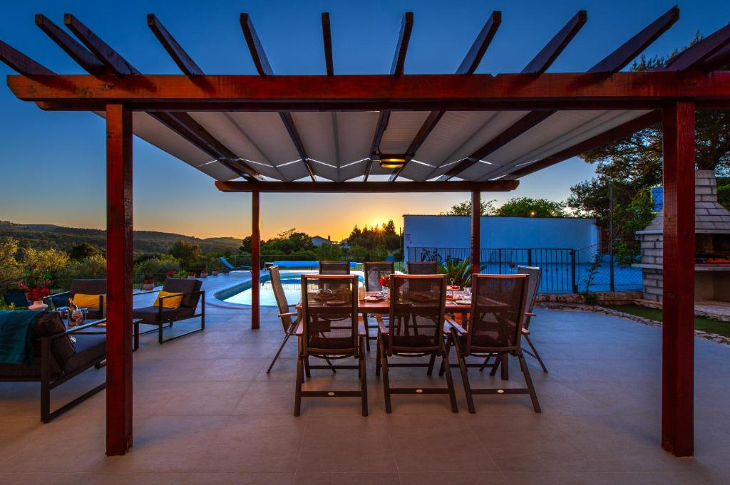 Balkón alebo terasa v ubytovaní Villa Plenča - heated pool !