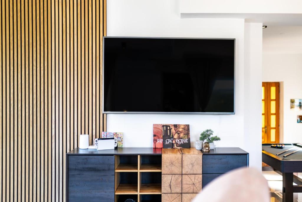 Televízia a/alebo spoločenská miestnosť v ubytovaní Villa Plenča - heated pool !