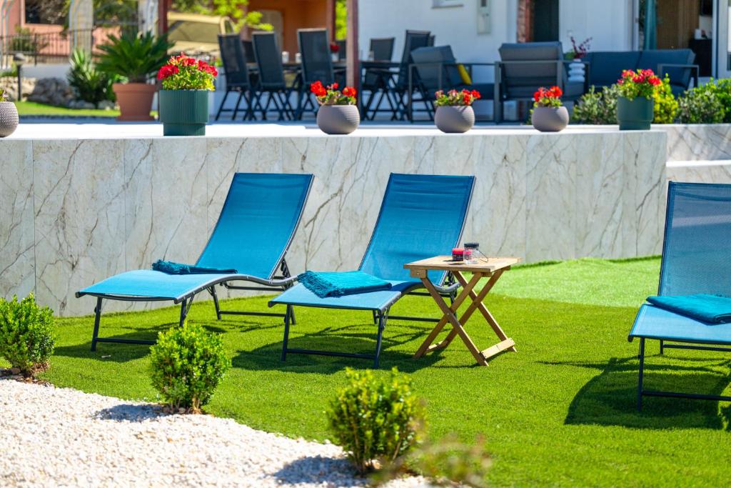 Vonkajšia záhrada v ubytovaní Villa Plenča - heated pool !