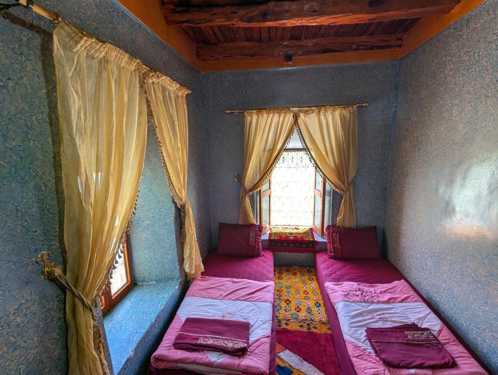 Un pat sau paturi într-o cameră la Gite D'etape Ait Ali Nito Assounfou