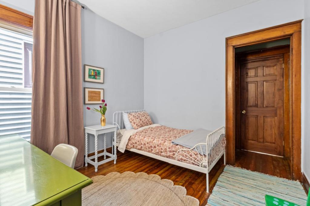 Postel nebo postele na pokoji v ubytování Historic & Spacious 3 Bedroom Family Gem on Peaceful Street
