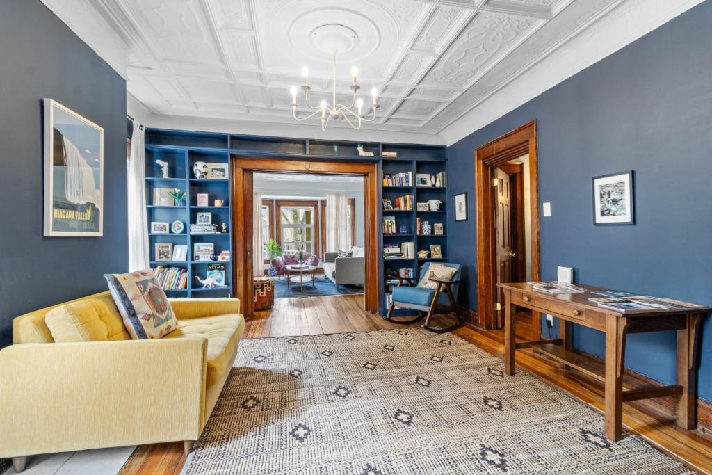 Posezení v ubytování Historic & Spacious 3 Bedroom Family Gem on Peaceful Street