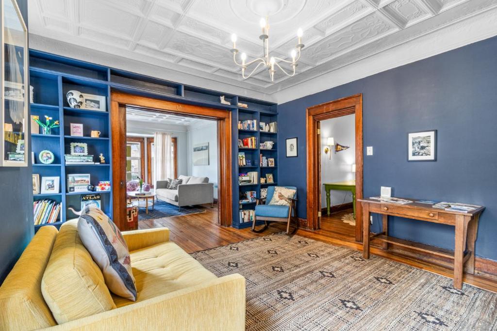 Posezení v ubytování Historic & Spacious 3 Bedroom Family Gem on Peaceful Street