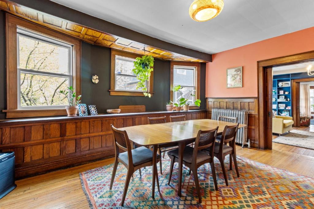 Posezení v ubytování Historic & Spacious 3 Bedroom Family Gem on Peaceful Street
