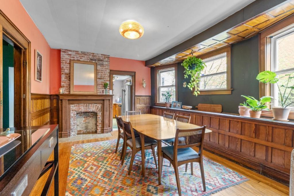 Posezení v ubytování Historic & Spacious 3 Bedroom Family Gem on Peaceful Street