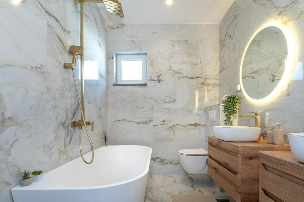 Kúpeľňa v ubytovaní Villa Plenča - heated pool !