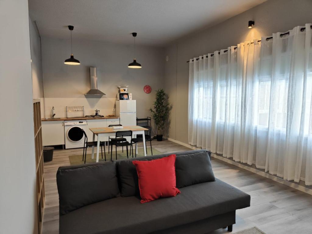 ein Wohnzimmer mit Sofa und Tisch in der Unterkunft Lar de Yago - Apto Barreiros B in San Cosme de Barreiros