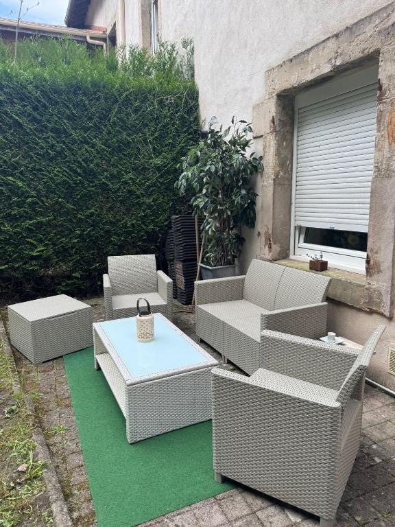 Posedenie v ubytovaní 200 m centre ville maison mitoyenne avec place de parking gratuite