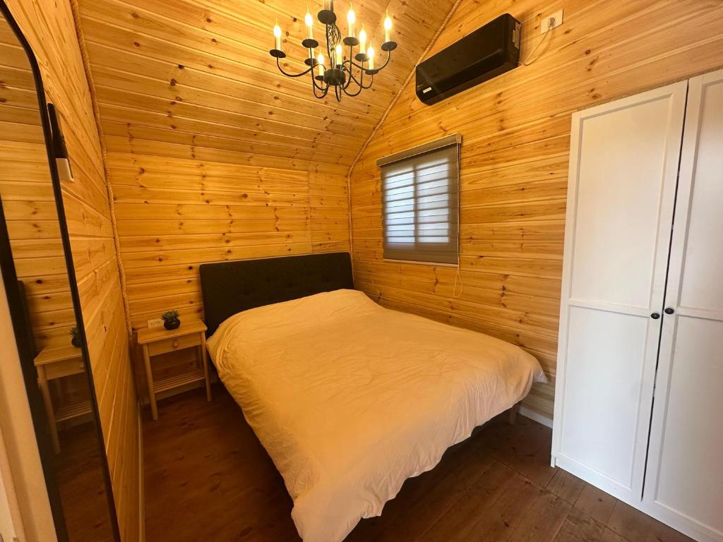 Postel nebo postele na pokoji v ubytování Campanga nera - ארבע בקתות מהממות עם בריכה מחוממת וג'קוזי