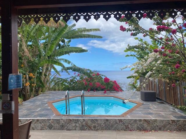 una piscina con vista al mar en Bungalows Mathilde-non fumeur, en Bouillante