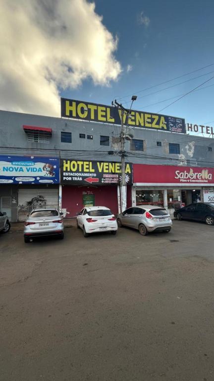 a group of cars parked in front of a hotel at Hotel Veneza in Brasília
