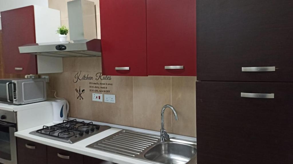 Kuchyň nebo kuchyňský kout v ubytování SW1 - Cosy Three bedroom apartment in Xghajra
