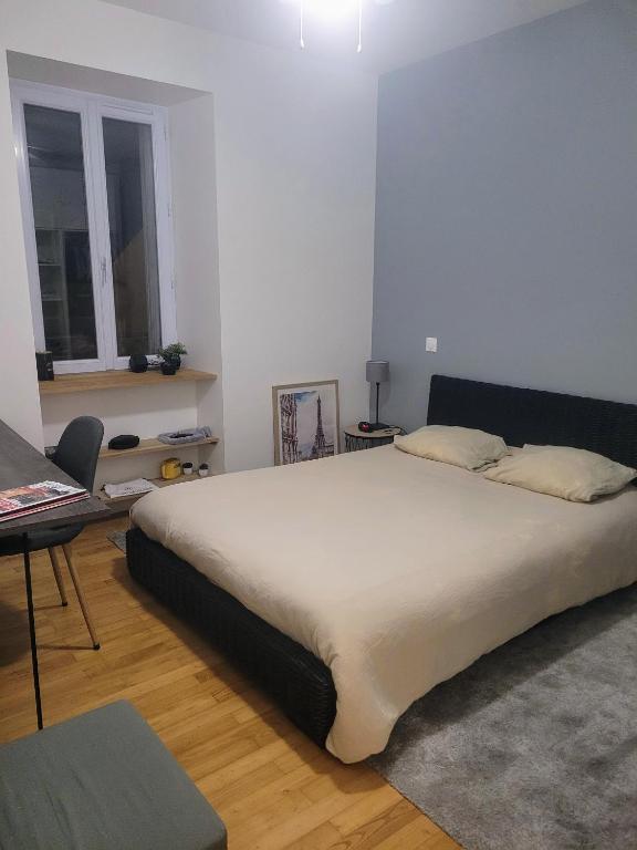 une chambre avec un grand lit et une table dans l'établissement Hellfest 2025 chambre petit-déjeuner, à La Celle-sous-Gouzon