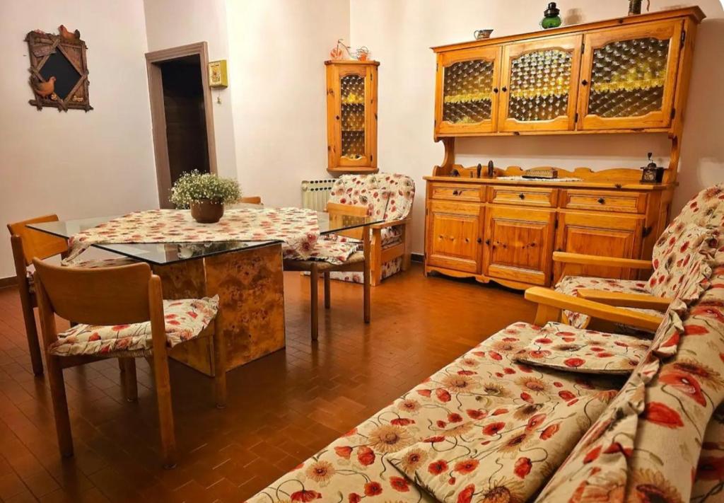 a living room with a table and chairs and a dining room at La Spiga di Grano in Piancastagnaio