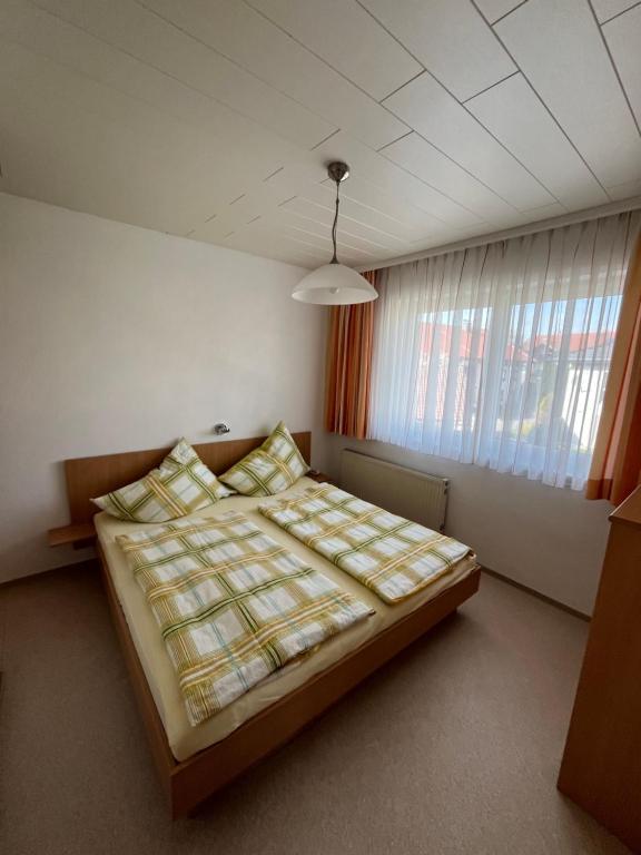 Postel nebo postele na pokoji v ubytování Gästehaus Jedinger