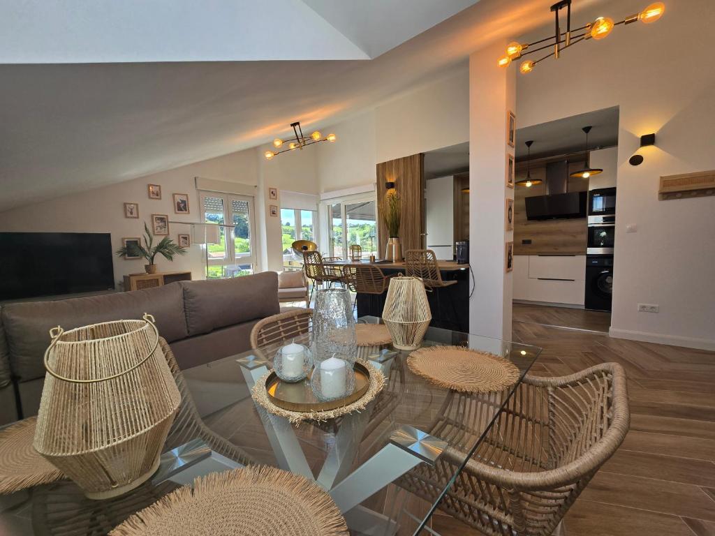 a living room with a glass table and chairs at Apartamento DELUXE Céntrico MIENGO - Grupo RH 149 in Miengo