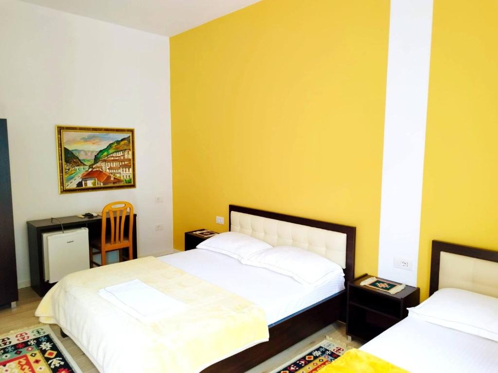 Postel nebo postele na pokoji v ubytování VILA LILI Guest House - Berat