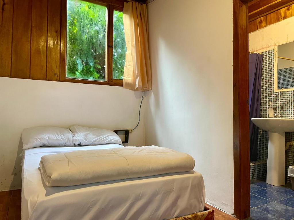 Postel nebo postele na pokoji v ubytování Inti Mindo Hostel